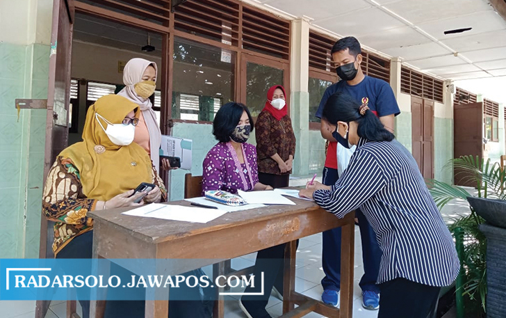 FASILITASI SISWA: Penyaluran BPMKS di SMPN 15 Surakarta belum lama ini.  (MANNISA ELFIRA/RADAR SOLO)