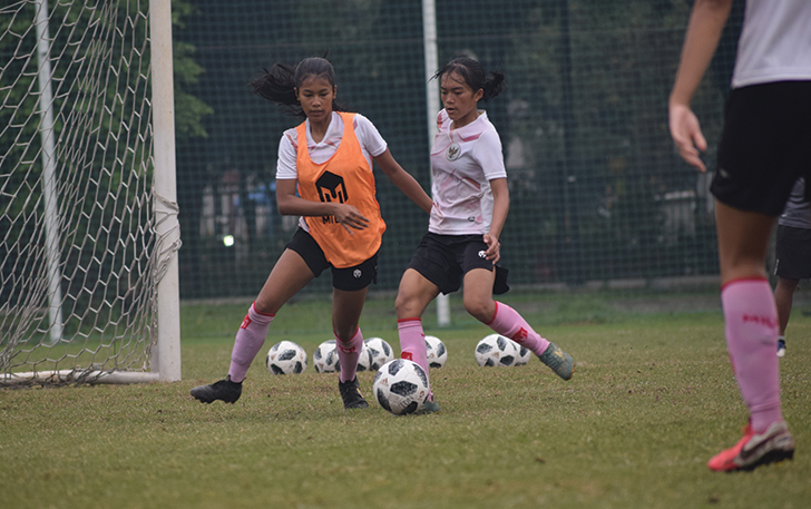 POTENSIAL: Bunga Syifa (kiri) TC bersama Timnas Putri di Jakarta, kemarin (1/7). (PSSI FOR RADAR SOLO)