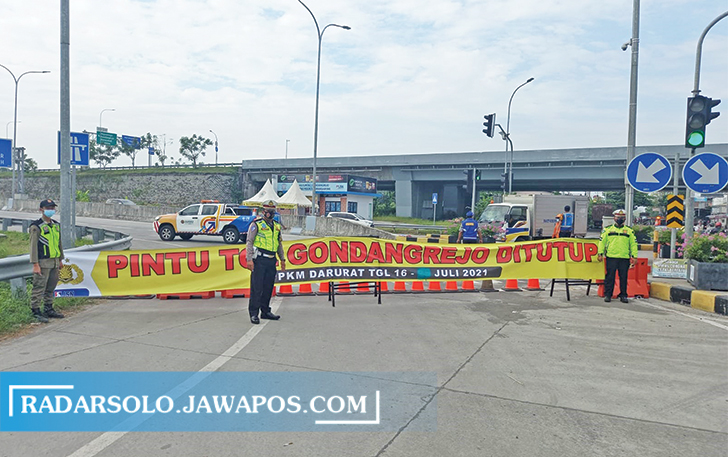 DIJAGA KETAT: Personel Satlantas Polres Karanganyar menutup gerbang tol Gondangrejo. (RUDI HARTONO/RADAR SOLO)