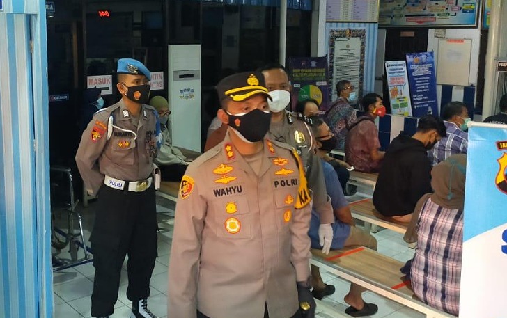 Kapolres Sukoharjo AKBP Wahyu Nugroho saat melakukan pengecekan dan pengawasan di Kantor Pelayanan Satpas Polres Sukoharjo, Senin (12/7). (IWAN KAWUL/RADAR SOLO)