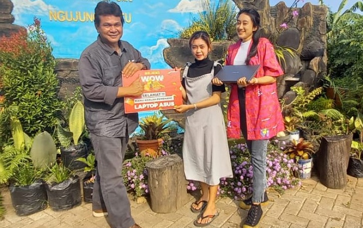 Aura Dinar Dhamayanti mendapatkan hadiah laptop dari Samrtfren Rejeki WOW Treasure Hunt periode pertama.
