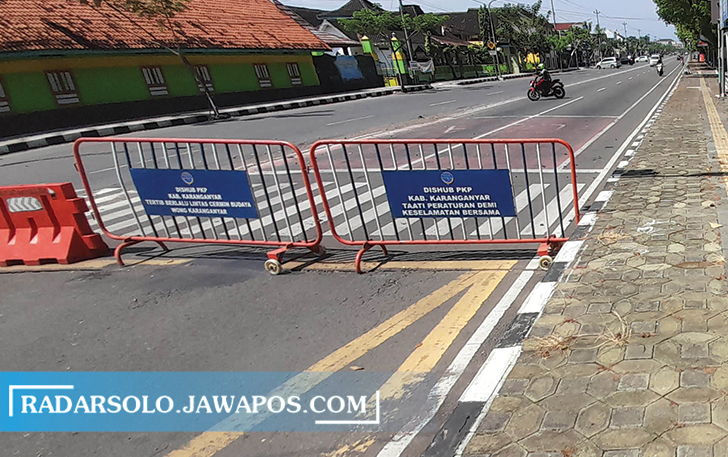 BATASI MOBILITAS: Jalan Lawu Karanganyar mulai ditutup total selama pelaksanaan PPKM darurat. (RUDI HARTONO/RADAR SOLO)