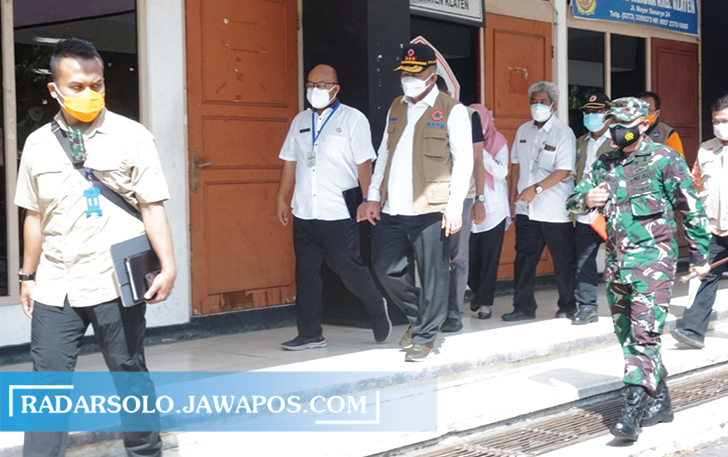 PANTAU LANGSUNG: Peninjauan Ketua Satgas Covid-19 Letjen TNI Ganip Warsito ke tempat isolasi terpusat GOR Gelarsena Klaten, Rabu (28/7). (ANGGA PURENDA/RADAR SOLO)