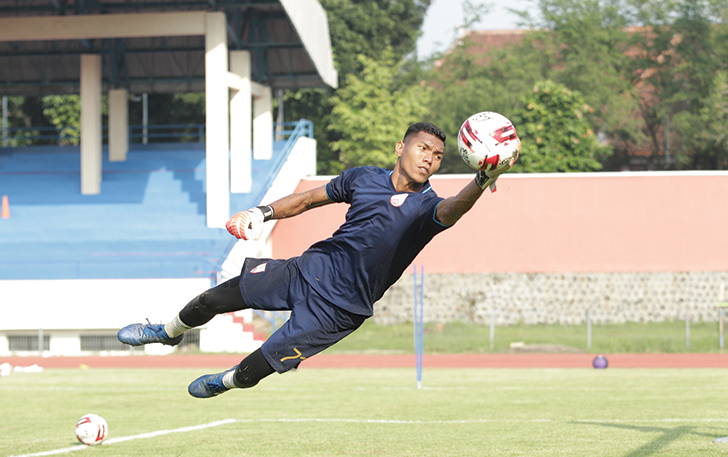 TERBANG: Kiper Persis Solo M. Fahri berlatih di Stadion UNS, beberapa pekan lalu. Persis tak risau jika harus main di luar Jawa. (OFISIAL PERSIS SOLO FOR RADAR SOLO)