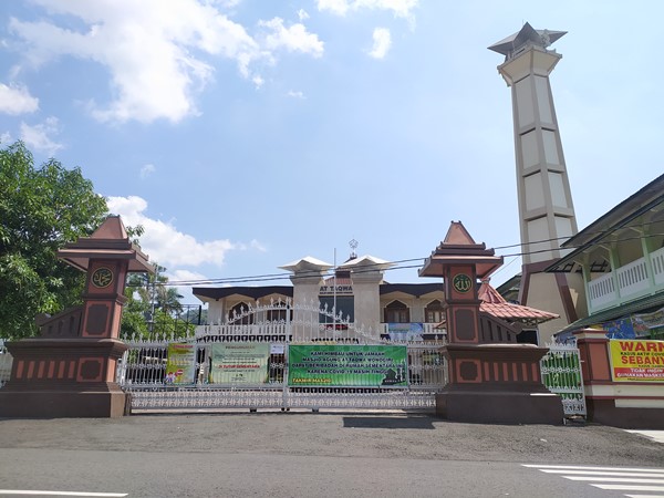 BERI CONTOH: Masjid Agung At Taqwa Wonogiri meniadakan Salat Idul Adha berjamaah. (IWAN ADI LUHUNG/RADAR SOLO)