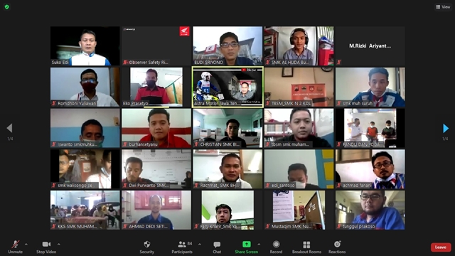 Para siswa ikut dalam pelatihan yang digelar Astra Motor Jawa Tengah sebagai pencetus Sekolah Safety Riding Mandiri (SSRM). (ISTIMEWA)