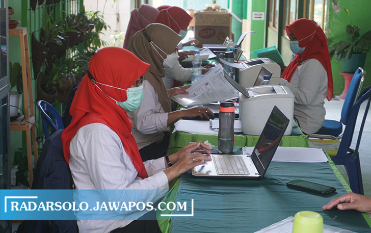BERI ARAHAN: Panitia PPDB SMP N 1 Kemalang verifikasi calon peserta didik. (ANGGA PURENDRA/RADAR SOLO)