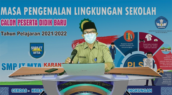 PAPARAN: Kepala SMP IT MTA Karanganyar Drs. Sukarman mengisi MPLS, Senin (12/7). (ISTIMEWA)