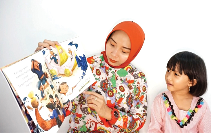 SALING MENYEMANGATI: Sara Neyrhiza ajari anak membaca buku dengan metode read aloud. (ISTIMEWA)