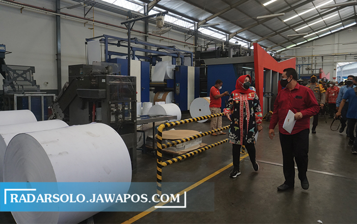 INGATKAN PROKES: Ketua Satgas Penanganan Covid-19 Kabupaten Klaten Sri Mulyani mengecek perusahaan di Desa Karanganom, Kecamatan Klaten Utara, kemarin. (ANGGA PURENDRA/RADAR SOLO)