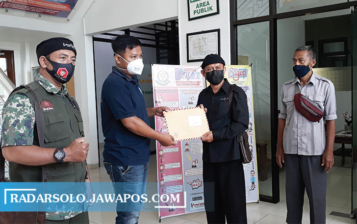 LAPORKAN: Warga salah satu Desa di Kecamatan Polokarto didampingi Aliansi LSM Sukoharjo melaporkan dugaan peyelewengan Dana Desa ke Kejaksaan Negeri Sukoharjo, Jumat (30/7). (IWAN KAWUL/RADAR SOLO)