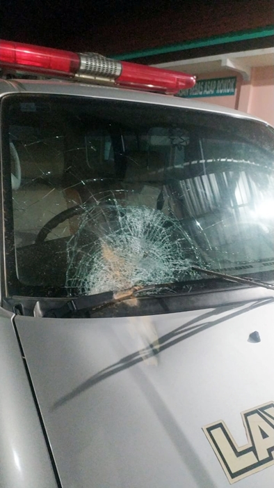 PECAH: Kondisi ambulans milik PKU Muhammadiyah Cawas yang dilempar batu oleh oknum tak dikenal di Flyover Purwosari, Jumat dini hari, (9/7). (ISTIMEWA)