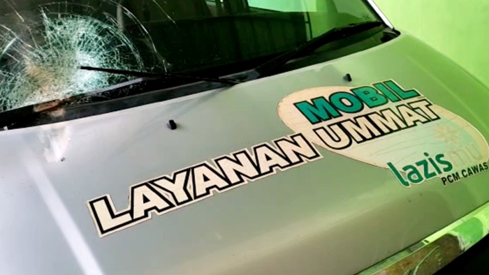 PECAH: Kondisi ambulans milik PKU Muhammadiyah Cawas yang dilempar batu oleh oknum tak dikenal di Flyover Purwosari, Jumat dini hari, (9/7). (ISTIMEWA)