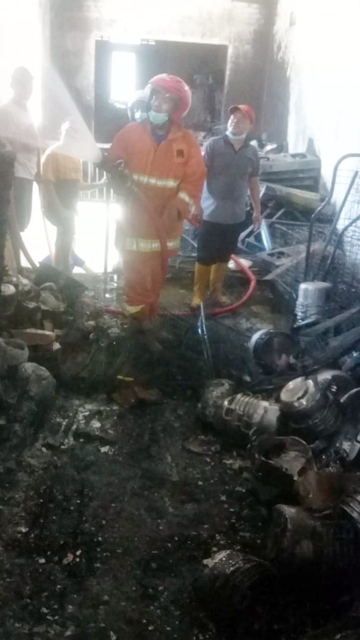 Proses pemadaman api yang melahap sebuah ruko di  Purwantoro. (Damkar Wonogiri for Radar Solo).