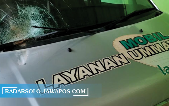 BARANG BUKTI: Mobil Ambulans yang dilempar batu di flyover Purwosari menjadi barang bukti. (ISTIMEWA)