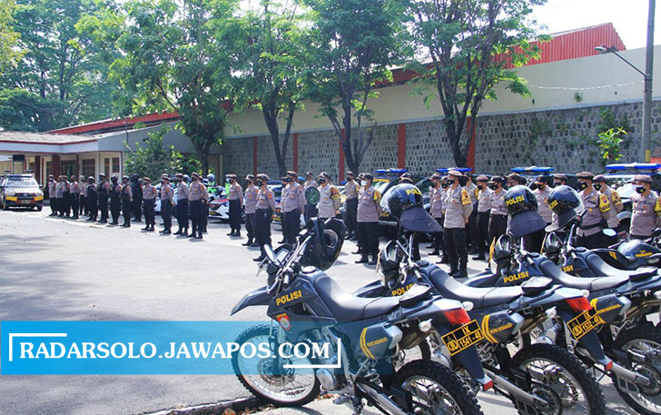 SIAGA: Apel pengamanan di Stadion Gelora Merdeka Jombor, Kecamatan Bendosari, Senin (12/7). (IWAN KAWUL/RADAR SOLO)