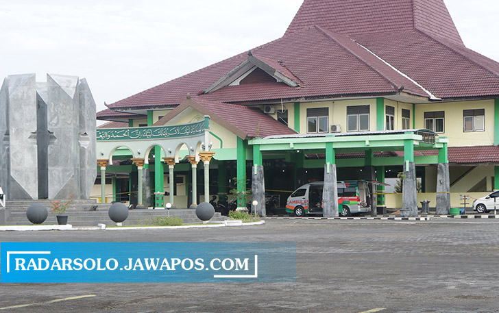 PROSES PERSIAPAN: Asrama Haji Donohudan diubah jadi rumah sakit darurat. (M IHSAN/RADAR SOLO)