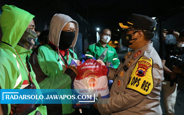 Kapolres Wonogiri AKBP Dydit Dwi Susanto saat memberikan bansos kepada pengemudi ojol di wilayah Wonogiri Kota, Jumat (23/7). (IWAN ADI/RADAR SOLO)