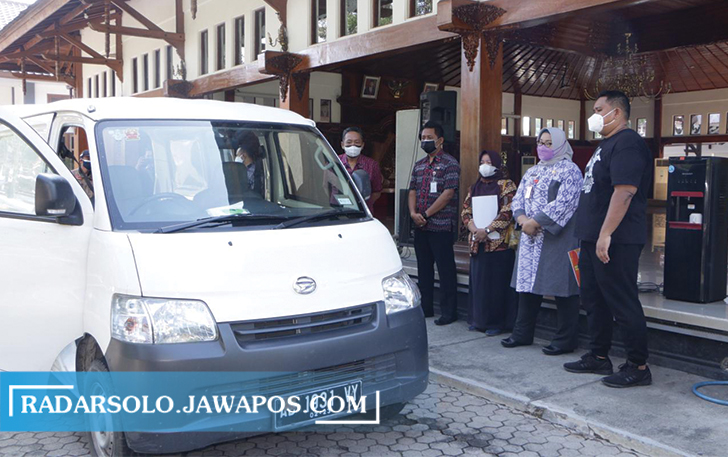 MEMBANTU: Penyerahan bantuan mobil ambulance ke BPBD. (AHMAD KHAIRUDIN/RADAR SOLO)