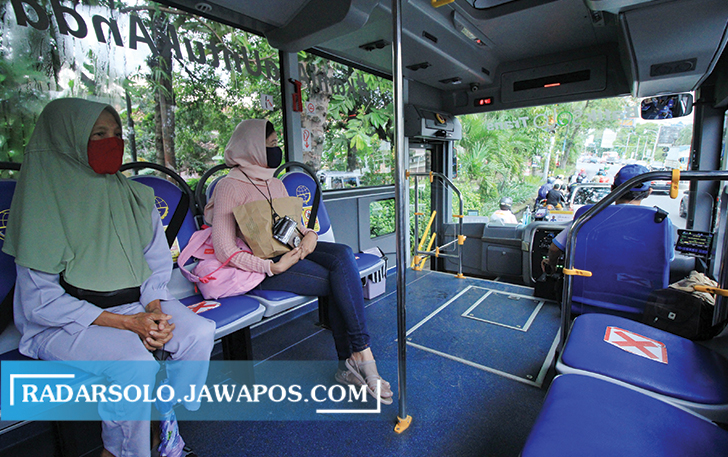 PATUH: Penumpang dan kru BST harus disiplin protokol kesehatan mencegah penularan Covid-19. (RADAR SOLO PHOTO)
