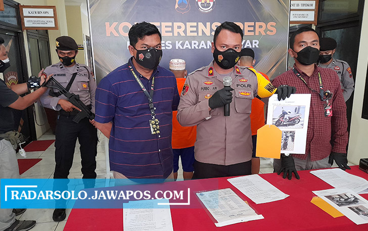 Wakapolres Karanganyar saat melakukan jumpa pers kasus perampasan motor oleh debt collector asal Sragen. (RUDI HARTONO/RADAR SOLO)