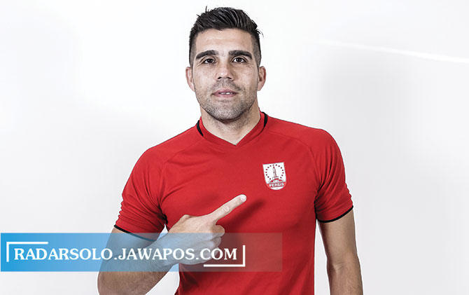 DEAL: Fabiano Beltrame resmi bergabung dengan Persis Solo. Dia menjadi pemain ke-42 yang direktur manajemen Laskar Sambernyawa untuk kompetisi Liga 2 musim ini. (OFISIAL PERSIS SOLO FOR RADAR SOLO)
