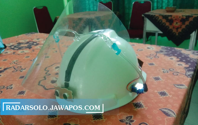 Robot face shield yang diciptakan Fitria Nur Rahmadhani Azzahra, 15, dan Rahmaisya, 16.