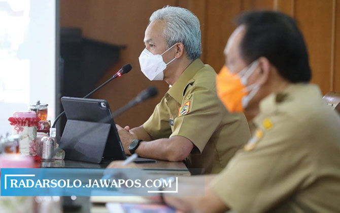 Gubernur Jateng Ganjar Pranowo memimpin rapat koordinasi Covid-19, Senin (5/7).