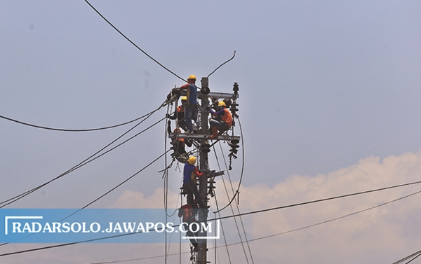 BERKALA: Perawatan jaringan listrik oleh petugas PT PLN UP3 Surakarta. (ISTIMEWA)