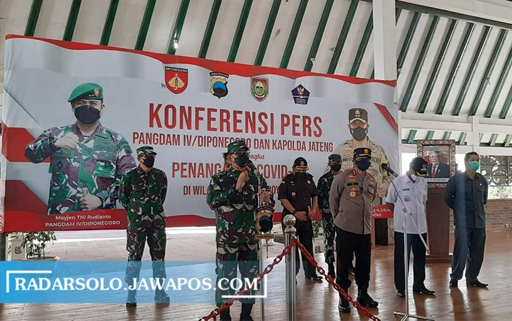 DIPANTAU TERUS: Pangdam IV Diponegoro Mayjen TNI Rudianto memberikan keterangan pers usai memimpin Apel Gabungan Satgas Penanganan Covid-19 di Alun-alun Kidul Boyolali, Rabu (7/7). (RAGIL LISTYO/RADAR SOLO)