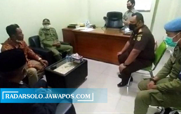 Kadus Jetis dan Kades Jati dibawa ke kantor Kejari Karanganyar untuk dilakukan pembinaan terkait penyelenggaraan acara hajatan di tengah PPKM darurat, Sabtu (17/7). (RUDI H/RADAR SOLO)