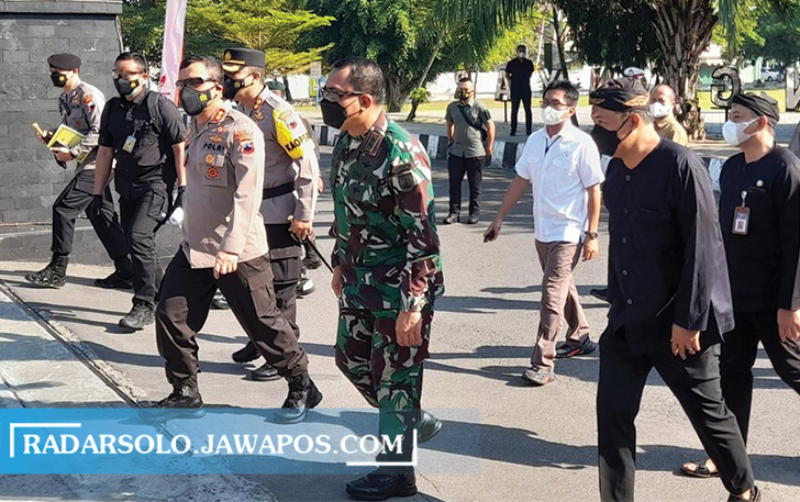 TERUS PANTAU: Kapolda Jateng Irjen Pol Ahmad Luthfi dan  Pangdam IV Diponegoro Mayjen TNI Rudianto saat hendak mengikuti Apel Penanganan Covid-19 di Alun-alun Karangangar, Kamis (8/7) pagi. (RUDI HARTONO/RADAR SOLO)