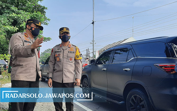Kapolda Jawa Tengah Irjen Pol Ahmad Luthfi dan Kapolres Boyolali AKBP Morry Ermond, saat meninjau pelaksanaan PPKM di Boyolali. Sejak diberlakukannya PPKM tingkat kriminalitas di Boyolali menurun. (RAGIL LISTYO/RADAR SOLO)