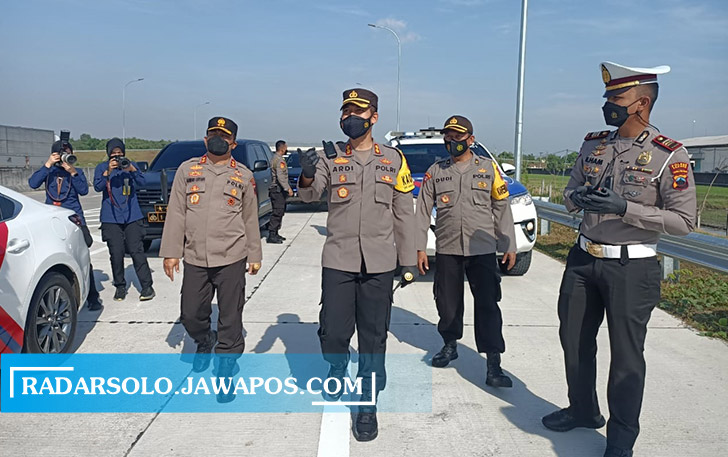 Kapolda Jateng Irjen Pol Ahmad Luthfi memantau langsung di wilayah perbatasan Sragen-Ngawi, Kamis (15/7).