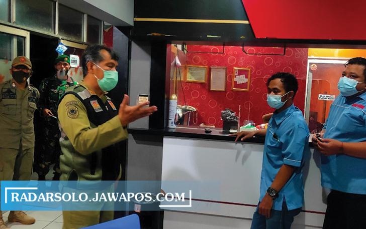 BERI ARAHAN: Personel Satpol PP Wonogiri datangi tempat karaoke untuk memberikan sosialisasi kondisi pandemi belum lama ini. (ISTIMEWA)