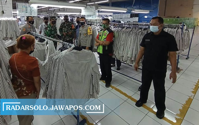 PANTAU LANGSUNG: Tim Satgas Penanggulangan Covid-19 Kecamatan Jaten tinjau penerapan prokes di salah satu pabrik garmen di Jaten, kemarin (2/7). (RUDI HARTONO/RADAR SOLO)