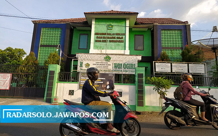 FASILITAS PENTING: Pengendara melintas di depan Kantor KUA Wonogiri, Senin (12/7). (IWAN ADI LUHUNG/RADAR SOLO)