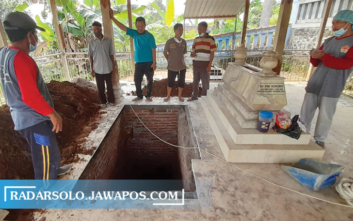 DIPERSIAPKAN: Liang lahat yang telah dibangun Ki Manteb Sudarsono sejak kematian istri kelimanya tengah disiapkan. (RUDI HARTONO/RADAR SOLO)