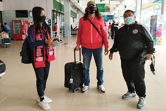 BERI SUPPORT: Presiden Pasoepati Maryadi Gondrong (tengah) bersama Bunga Syifa (kiri) di Bandara Soetta Jakarta, 23 Juni. (MARYADI GONDRONG FOR RADAR SOLO)