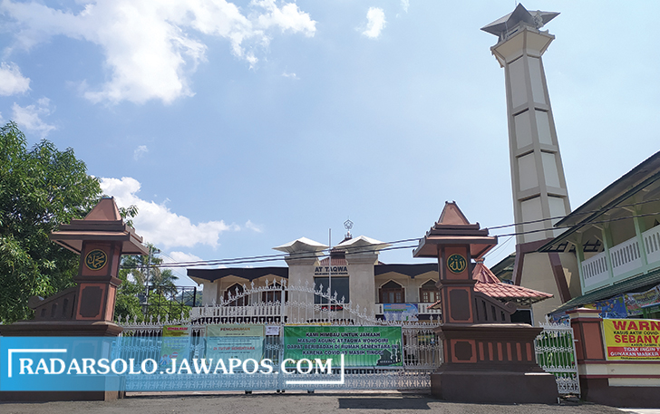 WORO-WORO: Imbauan untuk sementara beribadah di rumah terpasang di Masjid Agung At Taqwa. (IWAN ADI LUHUNG/RADAR SOLO)