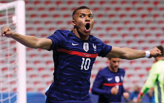 Pemain Prancis Kylian Mbappe melakukan selebrasi usai mencetak gol pertama ke gawang Wales pada pertandingan sepak bola International Friendly di Allianz Riviera, Nice, Prancis, Rabu (2/6). (ANTARA FOTO/REUTERS)