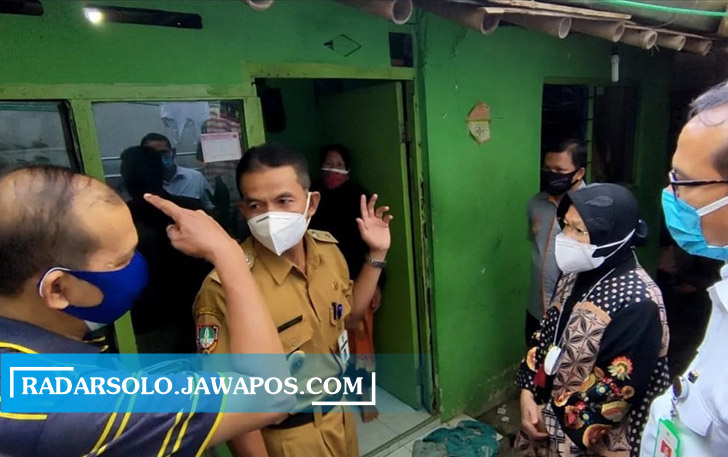 Mensos Tri Rismaharini memantau langsung penyaluran bansos di Kota Solo, Senin (19/7). (ISTIMEWA)