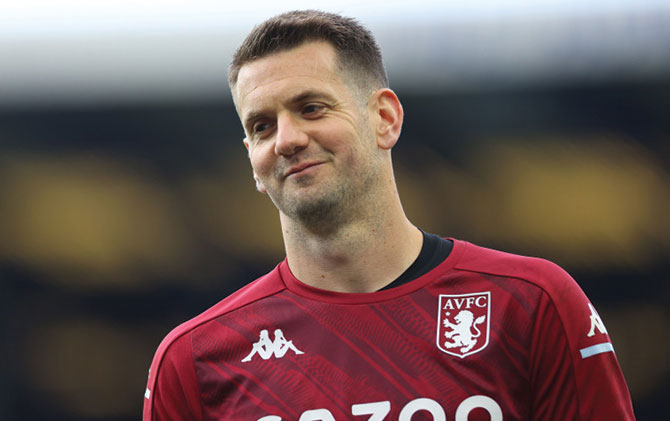 Tom Heaton saat melakukan pemanasan sebelum pertandingan antara Aston Villa lawan Everton di Liga Premier Inggris pada 1 Mei 2021. (ANTARAREUTERS/NAOMI BAKER)