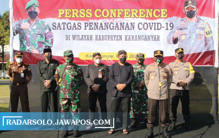 RUDI HARTONO/RADAR SOLO RUTIN BERI SOSIALISASI: Pangdam IV Diponegoro Mayjen TNI Rudianto dan Kapolda Jawa Tengah Irjen Pol Ahmad Luthfi dalam gelar pasukan gabungan tim Satgas Covid-19, di Alun-Alun Kabupaten Karanganyar, Kamis (8/7). (RUDI HARTONO/RADAR