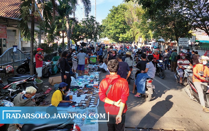 RAMAI: Pedagang Pasar Klitikan nekat berjualan, Minggu (4/7).  Pasar Klitikan sudah ditetapkan tutup sementara waktu selama pemberlakuan PPKM Darurat.  (A. CHRISTIAN/RADAR SOLO)