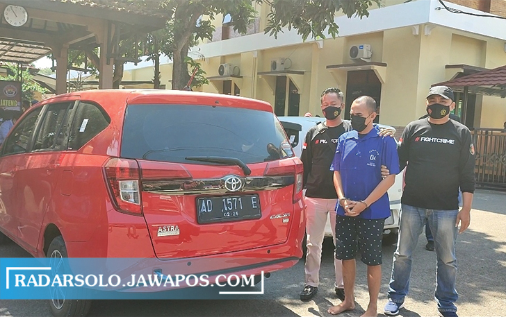 MENDEKAM DI PENJARA: pelaku penipuan sejumlah janda dan barang bukti. (AHMAD KHAIRUDIN/RADAR SOLO)