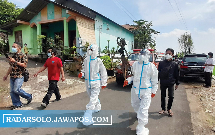 BERDUKA: Prosesi pemakaman Ki Manteb Sudarsono di iringi Ketawang Layu-layu dan di antar  dua sosok wayang Werkudara dan Janaka. (RUDI HARTONO/RADAR SOLO)