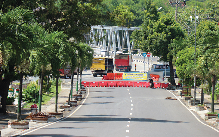 CEGAH KERUMUNAN: Penutupan ruas Jalan Ir. Soekarno Wonogiri Kota dan sejumlah jalan lain diperpanjang hingga 2 Agustus. (IWAN ADI LUHUNG/RADAR SOLO)