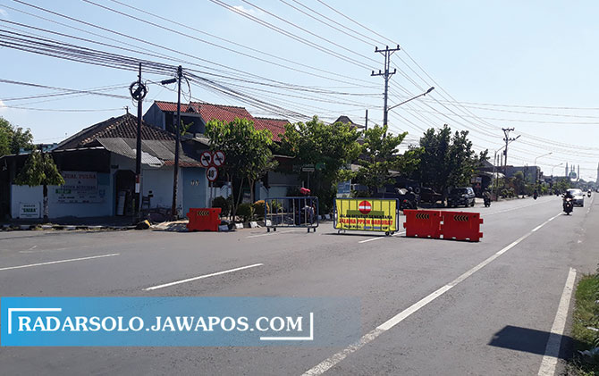 KURANGI MOBILITAS: Penutupan jalan di simpang tiga Jalan Slamet Riyadi dan Jalan Rajawali, kemarin. (IWAN KAWUL/RADAR SOLO)