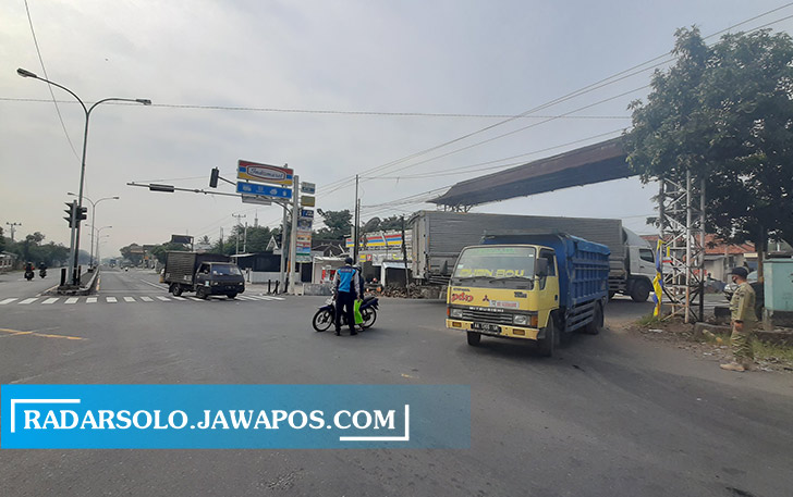 MASIH PADAT: Penjagaan di pintu masuk jalur lingkar. Dari 23 ruas jalan di Boyolali yang sebelumnya ditutup, kini tinggal dua ruas jalan. (RAGIL LISTIYO/RADAR SOLO)